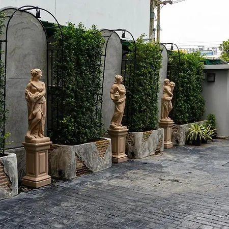 J Place Hotel