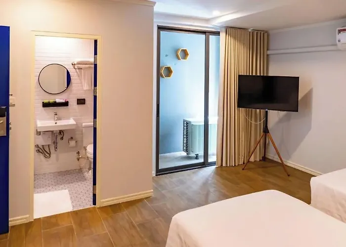J Place Hotel 3*