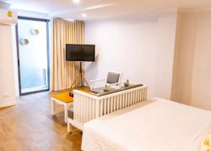 J Place Hotel