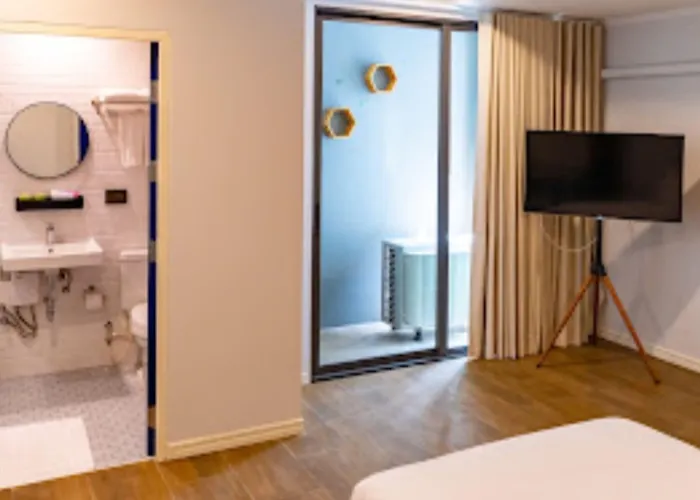 Hotel J Place 3*