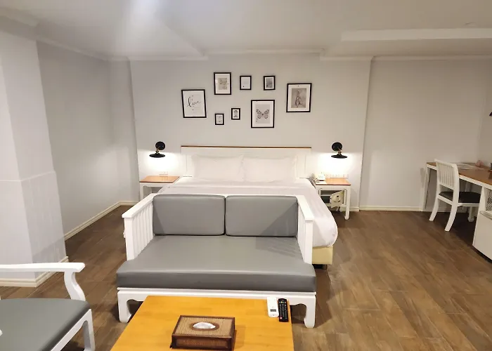 Hotel J Place 3*