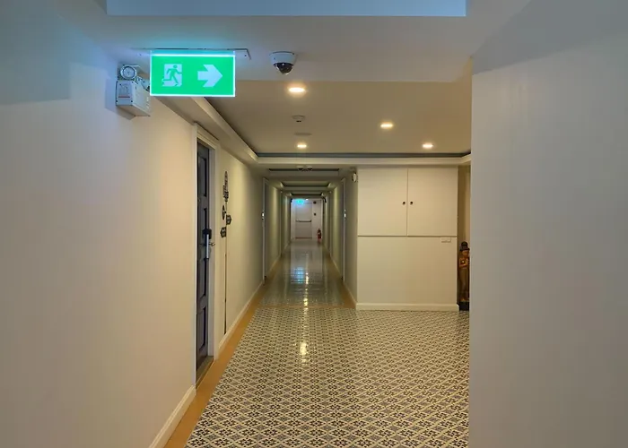J Place Hotel 3*