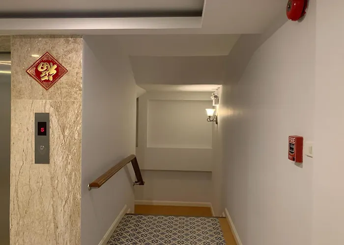 J Place Hotel