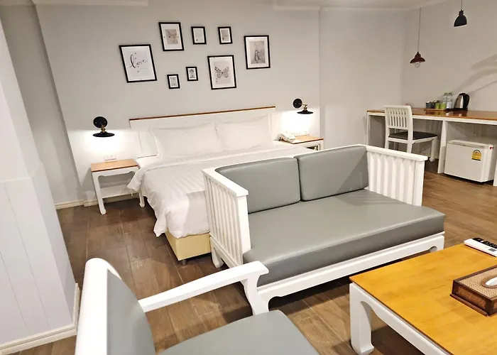 J Place Hotel