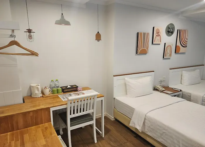 J Place Hotel 3*