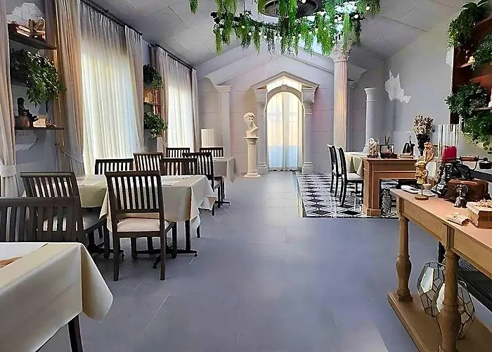 J Place Hotel 3*