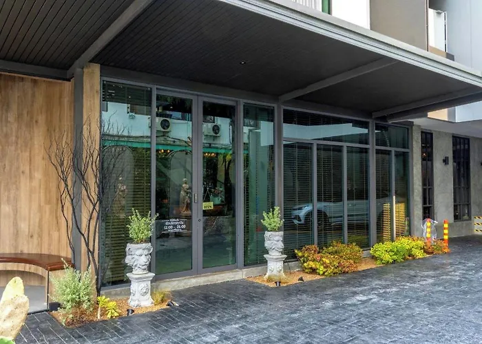 J Place Hotel